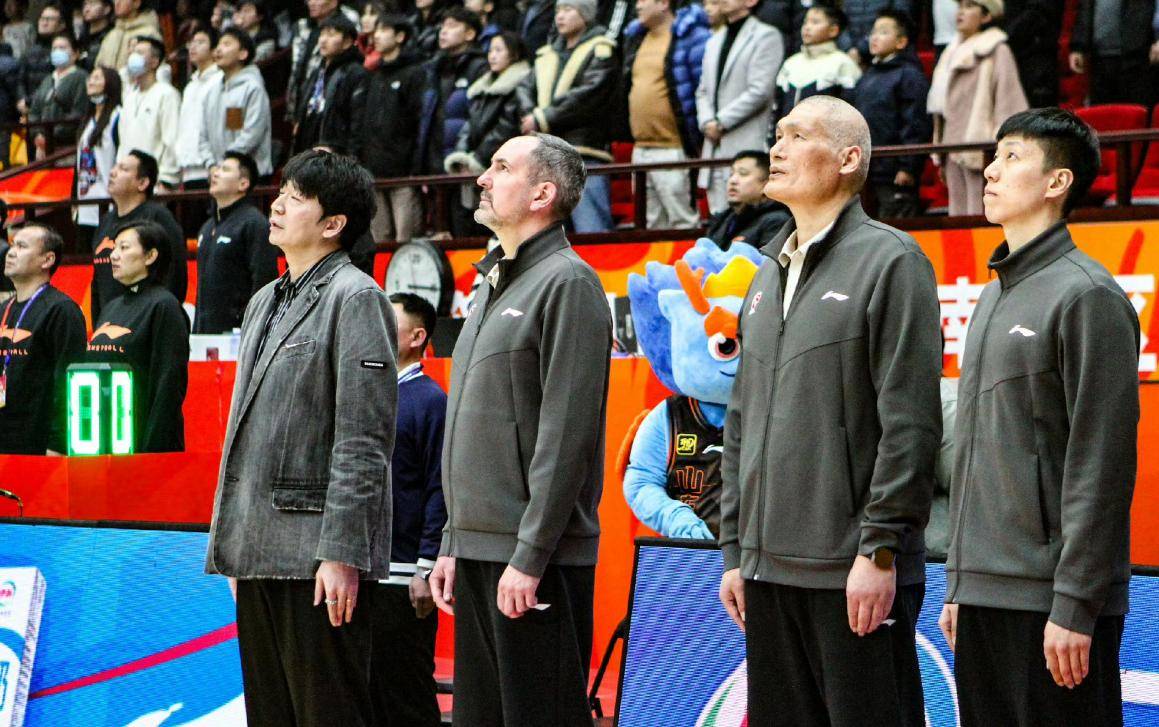 开云体育赛事直播德约科维奇在RNG比赛中出色防守，险胜引发热议！